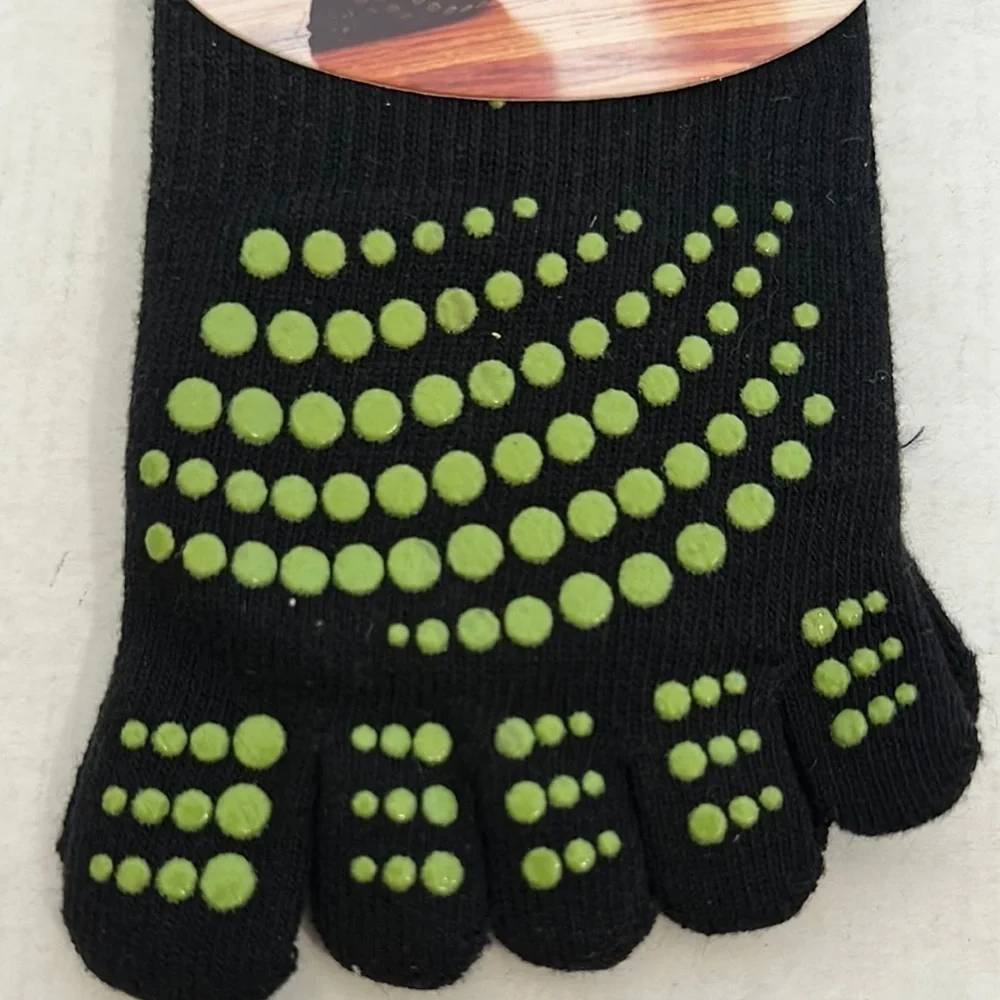 Gaiam Black Yoga Socks extra grippy- Medium/Large unisex